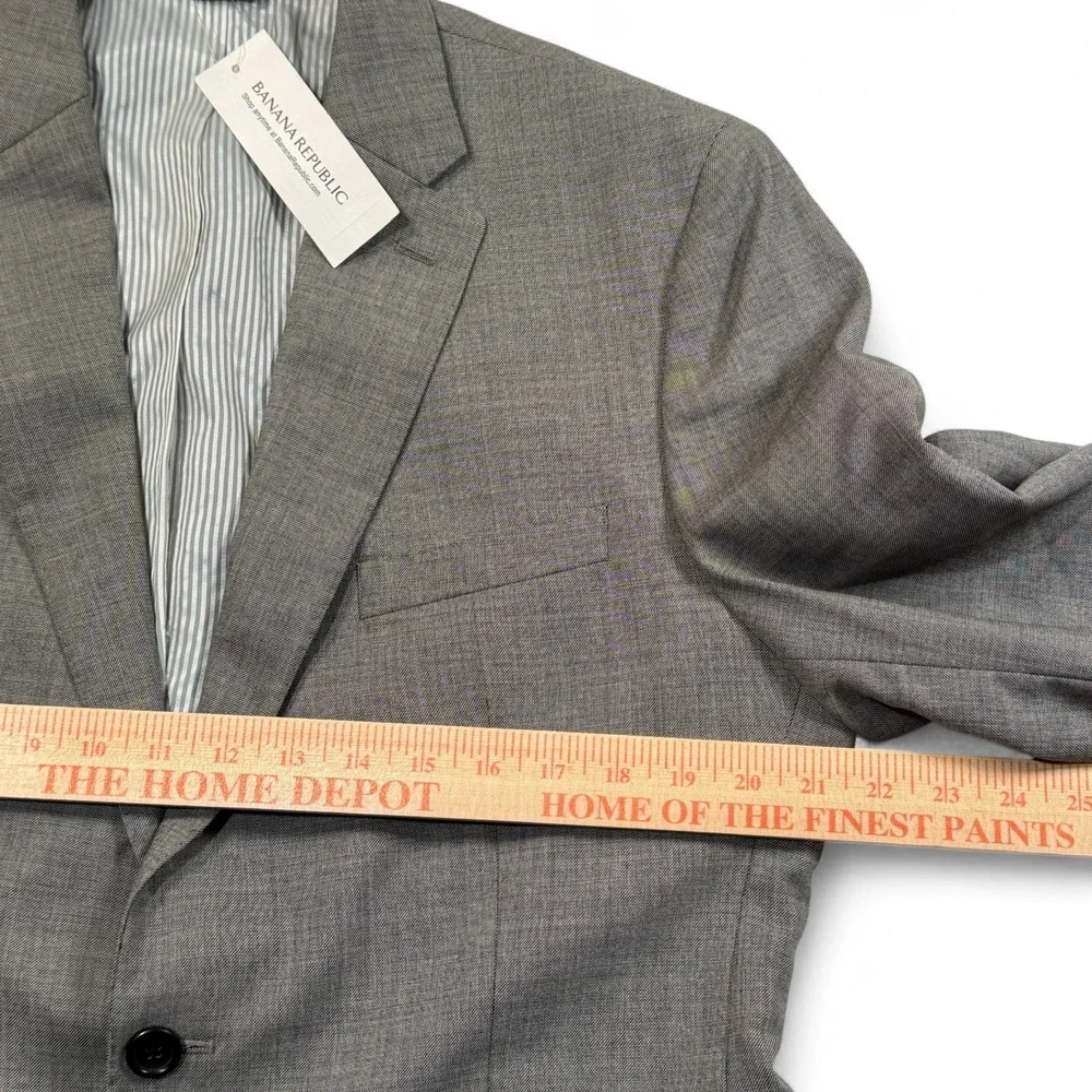 Banana Republic distinguished banana